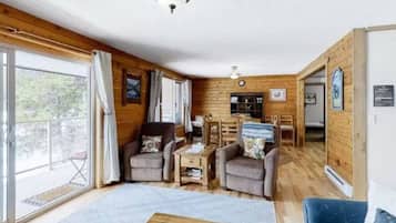 Télévision, cheminée, table de tennis de table