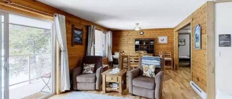 Una televisión, una chimenea, una mesa de tenis de mesa