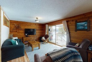 Télévision, cheminée, table de tennis de table