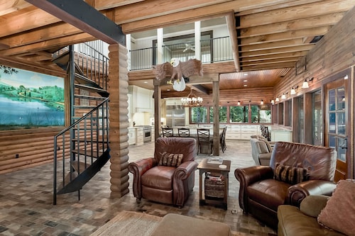 Spacious Riverside Lodge on 370 acres near Tuscaloosa, 8 bedrooms - sleeps 15