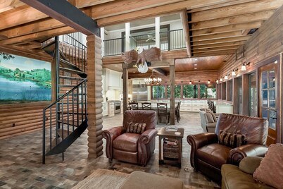 Spacious Riverside Lodge on 370 acres near Tuscaloosa, 8 bedrooms - sleeps 15