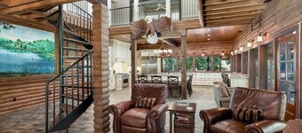 Spacious Riverside Lodge on 370 acres near Tuscaloosa, 8 bedrooms - sleeps 15
