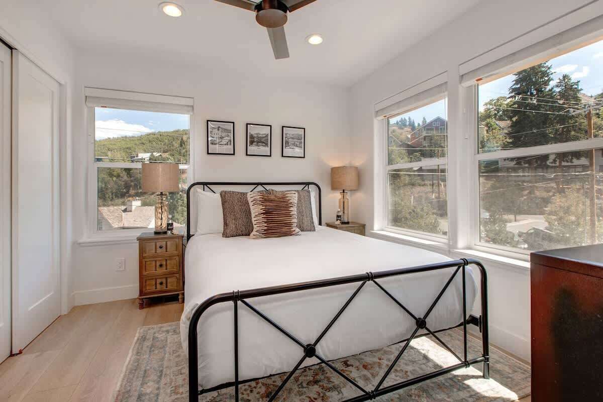 4 bedrooms, iron/ironing board, WiFi, bed sheets