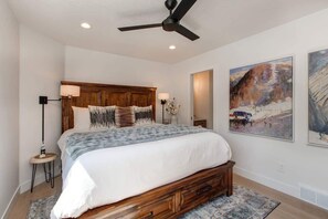 4 bedrooms, iron/ironing board, WiFi, bed sheets - Abode at King's Gold, private hot tub, steps to Main Street, Old Town (Park City)