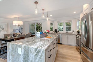 冷蔵庫、電子レンジ、オーブン、コンロ