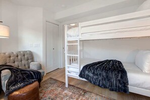 4 bedrooms, iron/ironing board, WiFi, bed sheets