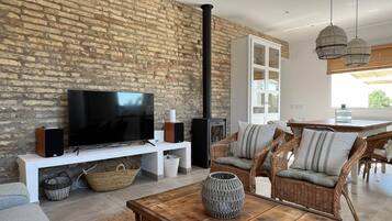 Televisie, een open haard en een stereo