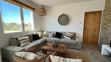 Televisión, chimenea y estéreo