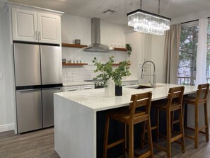 Geladeira, micro-ondas, fogão, lava-louças