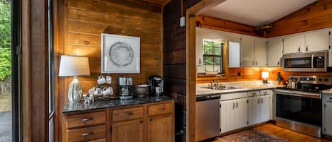 冷蔵庫、電子レンジ、オーブン、コンロ