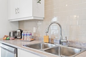 Fridge, microwave, oven, stovetop - Ace Retreat. (Niagara Falls)