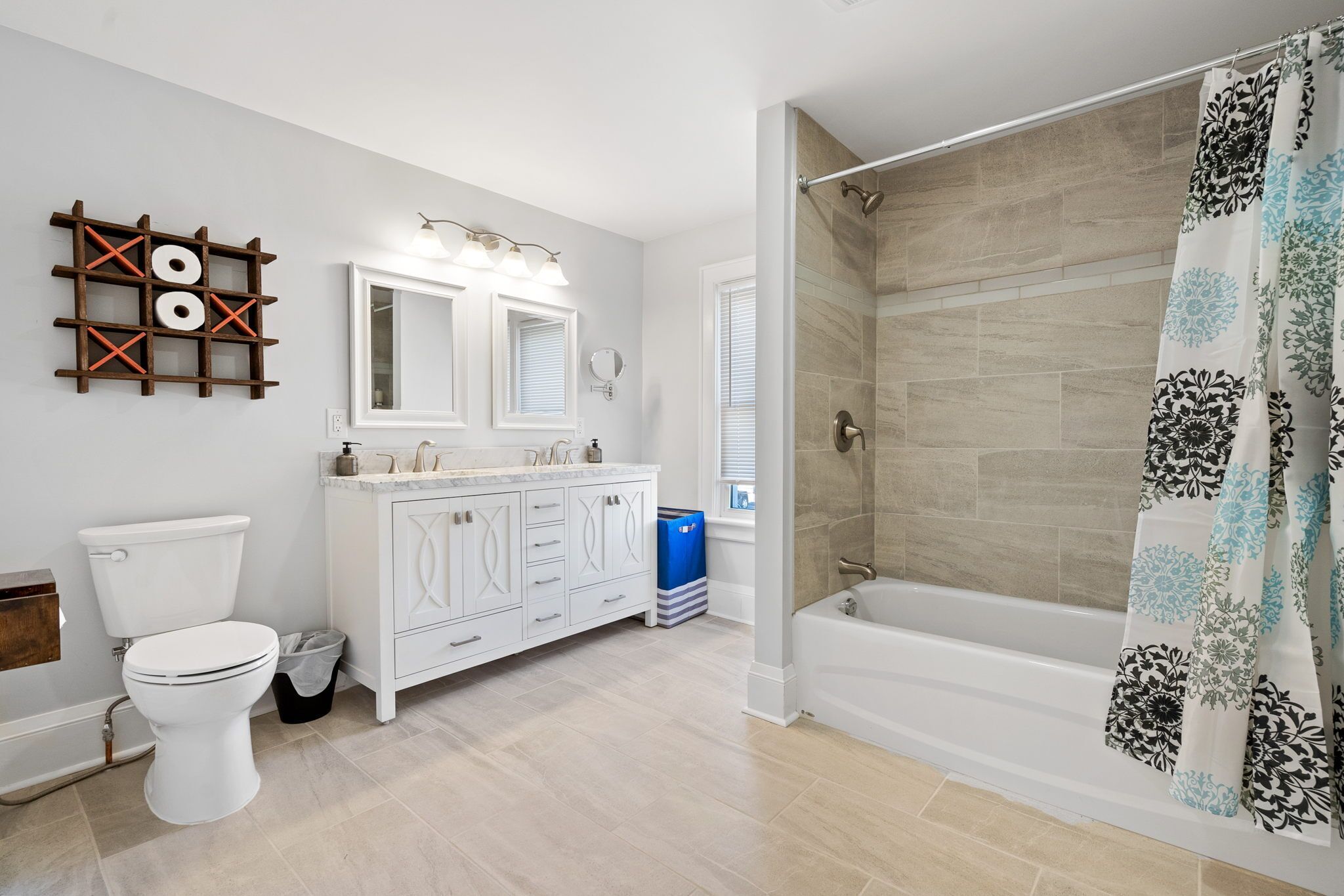 Ensemble douche/baignoire, sèche-cheveux, bidet, serviettes fournies