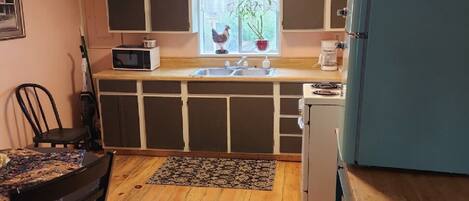 Een koelkast, een microgolfoven, een oven, een kookplaat