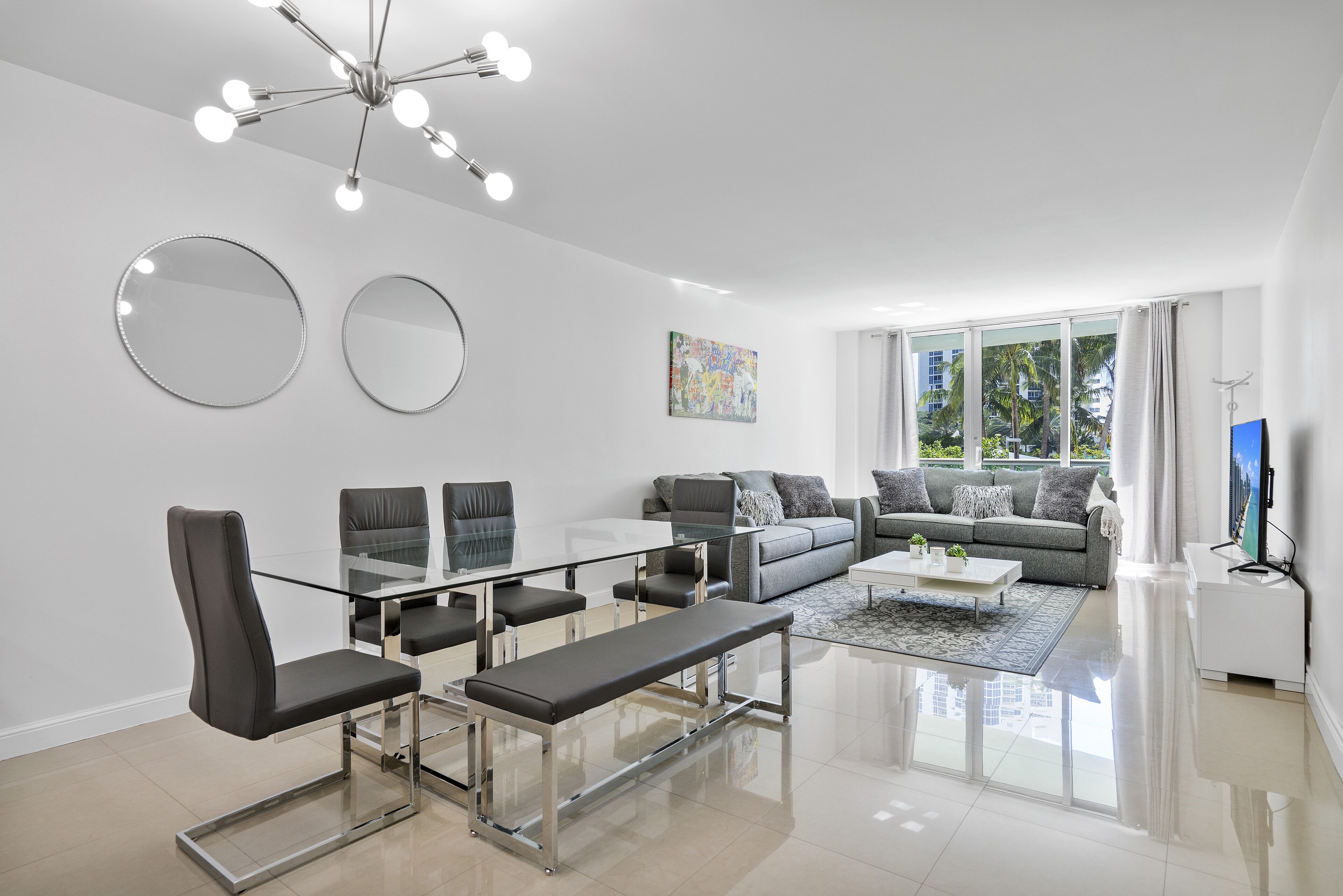 Beautiful and cosy condo steps away from beach