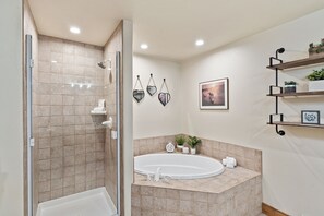 Bañera con ducha, bañera de hidromasaje, secador de pelo, toallas