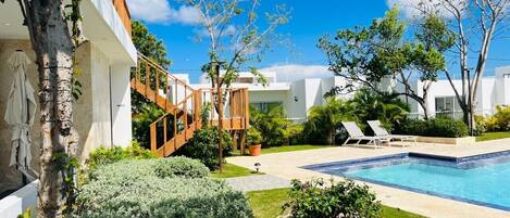 Una piscina al aire libre
