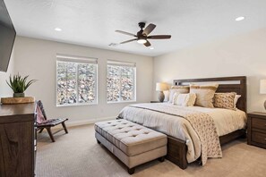 5 bedrooms, laptop workspace, iron/ironing board, cots/infant beds - Stay N Play by RedAwning (Washington)