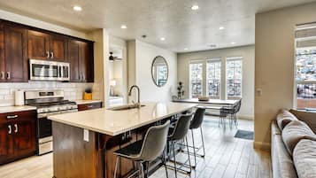 Townhouse, 5 soverom | Eget kjøkken | Kjøleskap, ovn, kaffetrakter/tekoker og brødrister