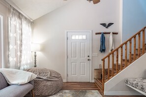 TV connectée, cheminée, livres, écrans d'ordinateur