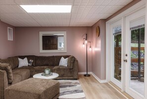 Smart TV, fireplace, books, computer monitors - Eclectic 3BD/2BA hidden in private forest, 10 min from downtown Waynesville (Waynesville)