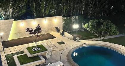 4 Bed Villa Estate Sleeps 7 - Pool, Garden, Sauna