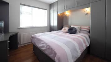 4 bedrooms, iron/ironing board, WiFi, bed sheets