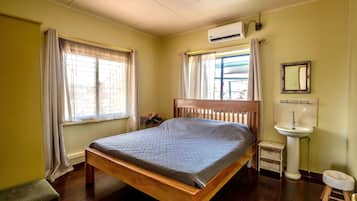 2 quartos, ferros/tábuas de passar roupa, Wi-Fi, roupa de cama