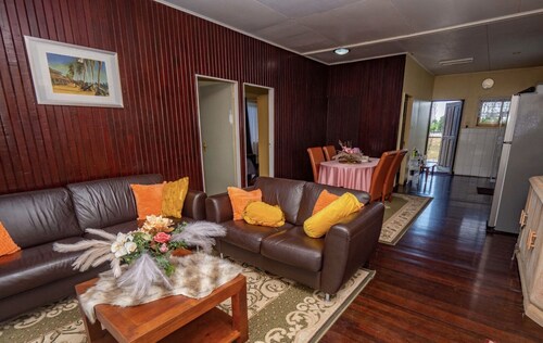 2 Bed Flat - Sleeps 4 - Garden - Parking - Wifi