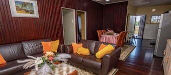 2 Bed Flat - Sleeps 4 - Garden - Parking - Wifi