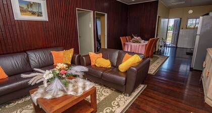 2 Bed Flat - Sleeps 4 - Garden - Parking - Wifi