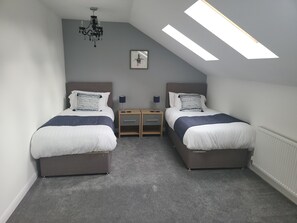 4 quartos, ferros/tábuas de passar roupa, Wi-Fi, roupa de cama