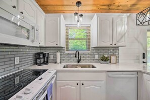 Réfrigérateur, micro-ondes, plaque de cuisson, lave-vaisselle