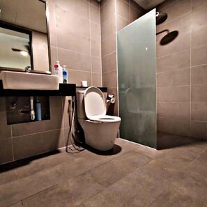 Combined shower/tub
