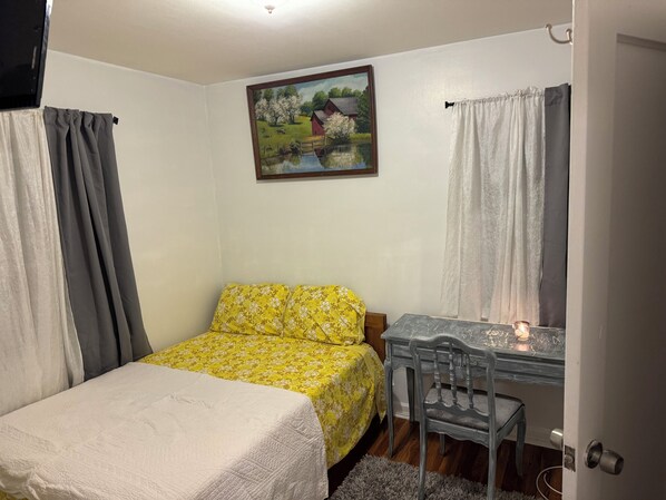 1 bedroom, desk, iron/ironing board, WiFi - FEMALES ONLY
Quite safe neighborhood near NYC, transportation & mall
(Saddle Brook)