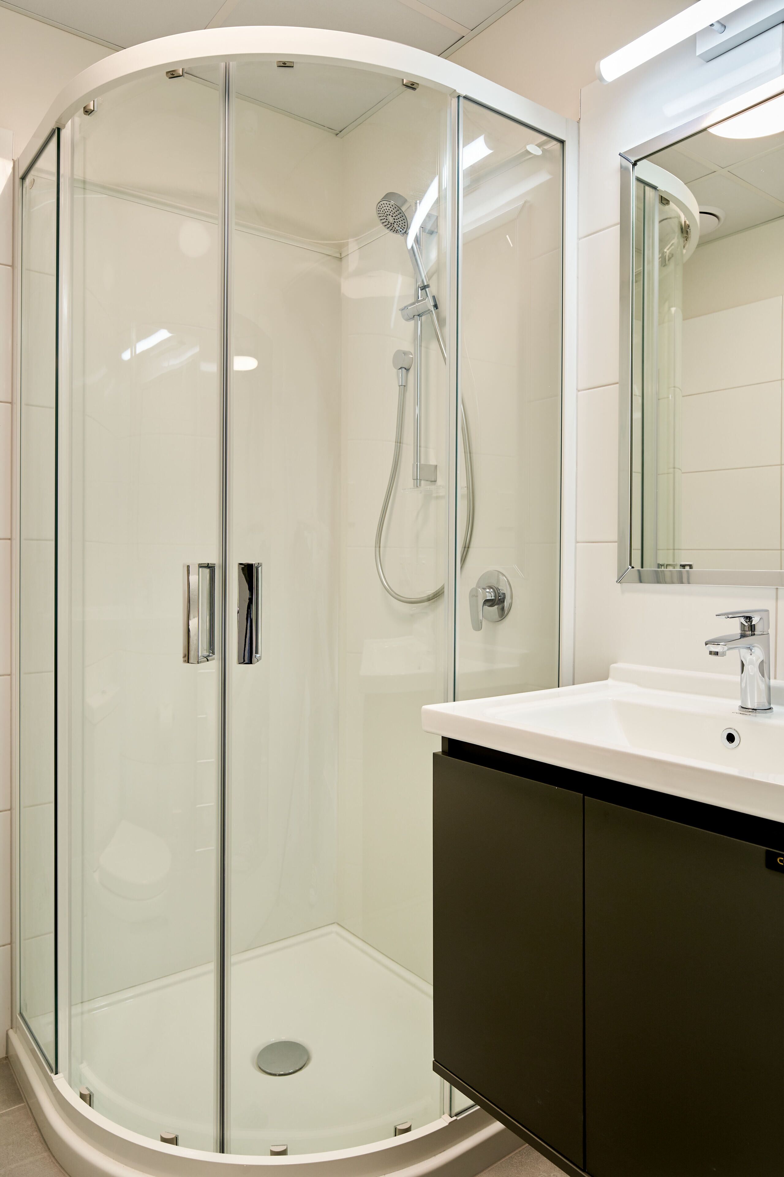 Shower, hair dryer, towels, shampoo