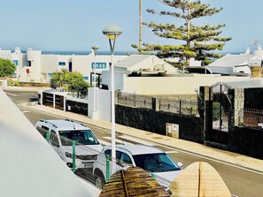 Unclassified image, 4 of 32, button