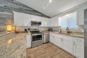 Fridge, microwave, oven, stovetop - Chateau La Mer 1603, Private Beach Access (Destin)