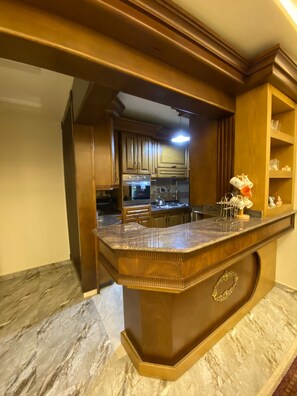 Private kitchen - شقه علويه حديثه التشطيب مكيفه بالكامل اثاث انيق (Cairo)