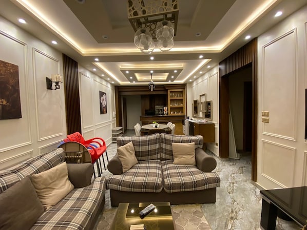 Living area - شقه علويه حديثه التشطيب مكيفه بالكامل اثاث انيق (Cairo)