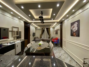 Dining - شقه علويه حديثه التشطيب مكيفه بالكامل اثاث انيق (Cairo)