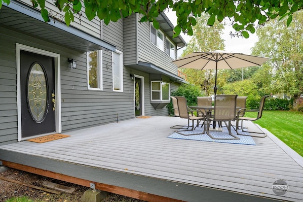 Outdoor dining - Cozy Remodeled Home UMED District (Anchorage)