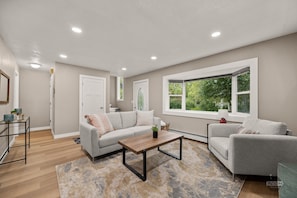 Smart TV - Cozy Remodeled Home UMED District (Anchorage)