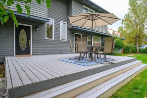 Outdoor dining - Cozy Remodeled Home UMED District (Anchorage)