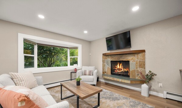 Smart TV - Cozy Remodeled Home UMED District (Anchorage)