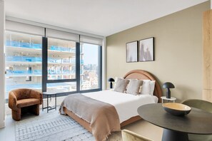 Tabla de planchar con plancha, wifi y ropa de cama