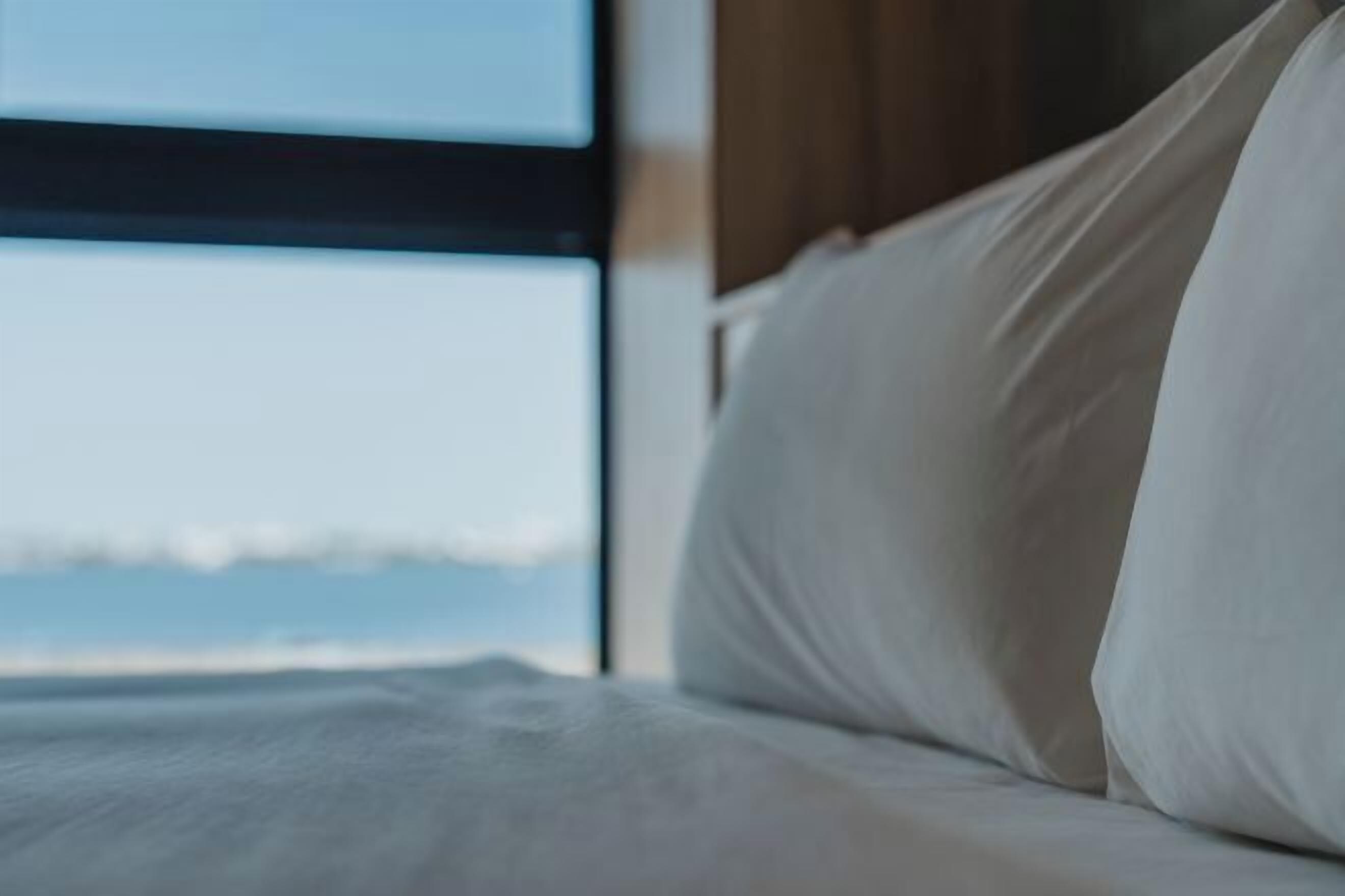 羽绒被、遮光窗帘、免费 WiFi、床单