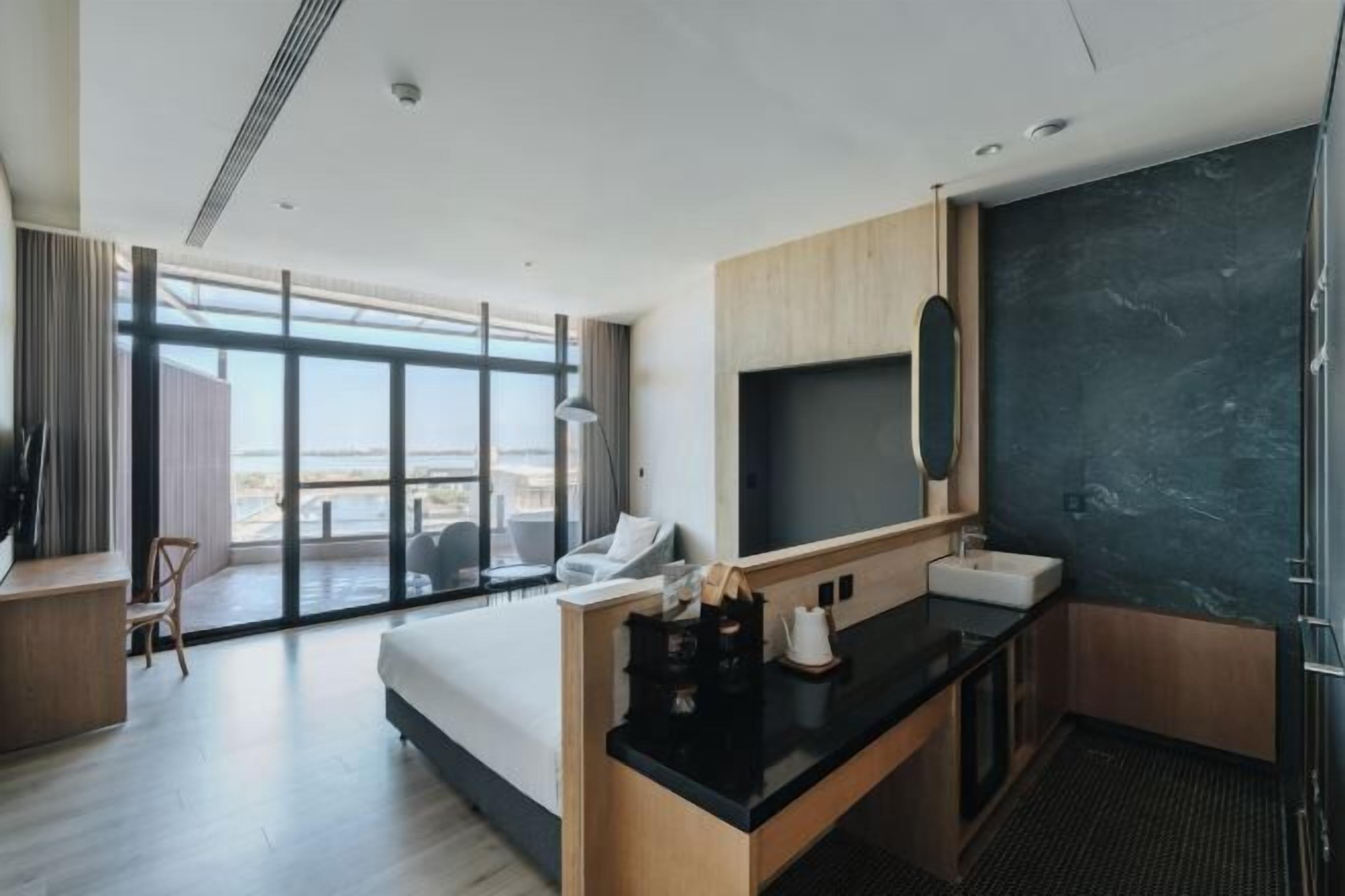 羽绒被、遮光窗帘、免费 WiFi、床单