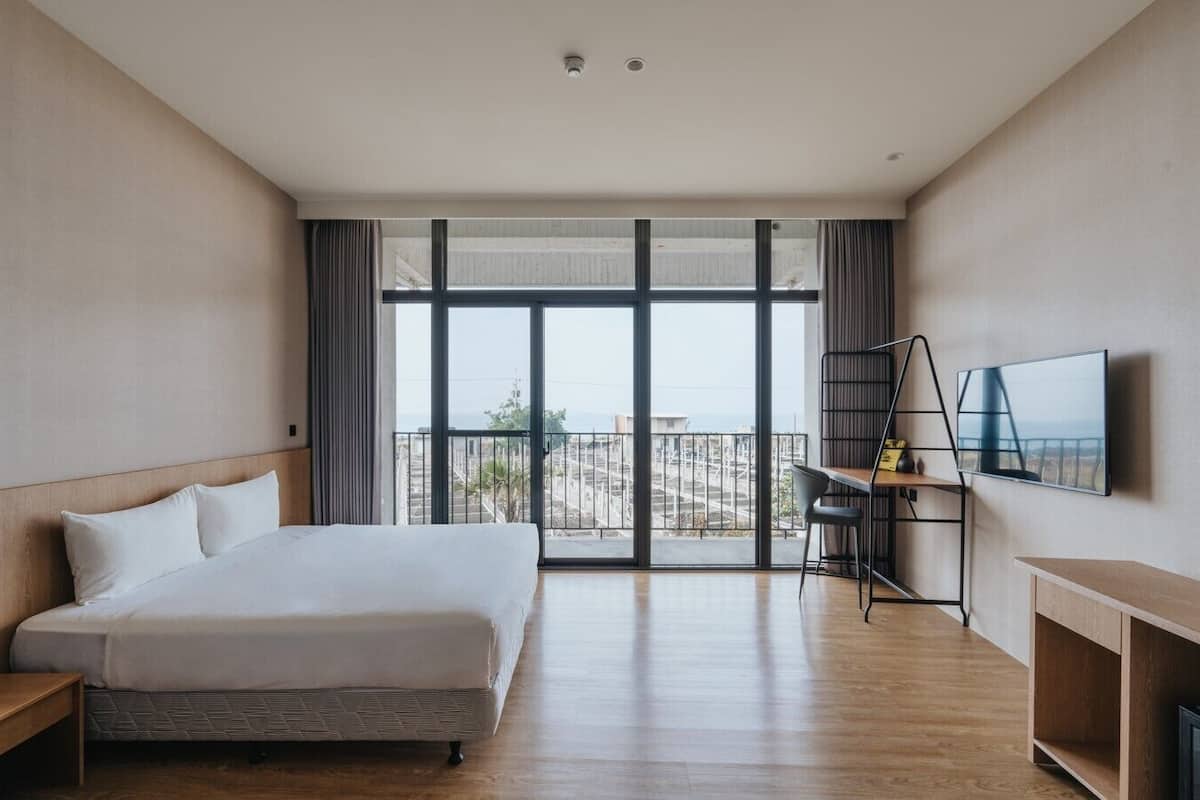 Elite Double Room | 1 bedroom, down comforters, blackout drapes, free WiFi