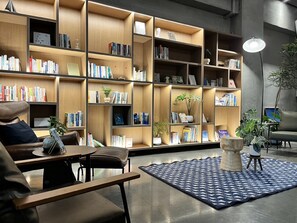 Lobby sitting area - Adagio Dapeng Bay (Donggang)