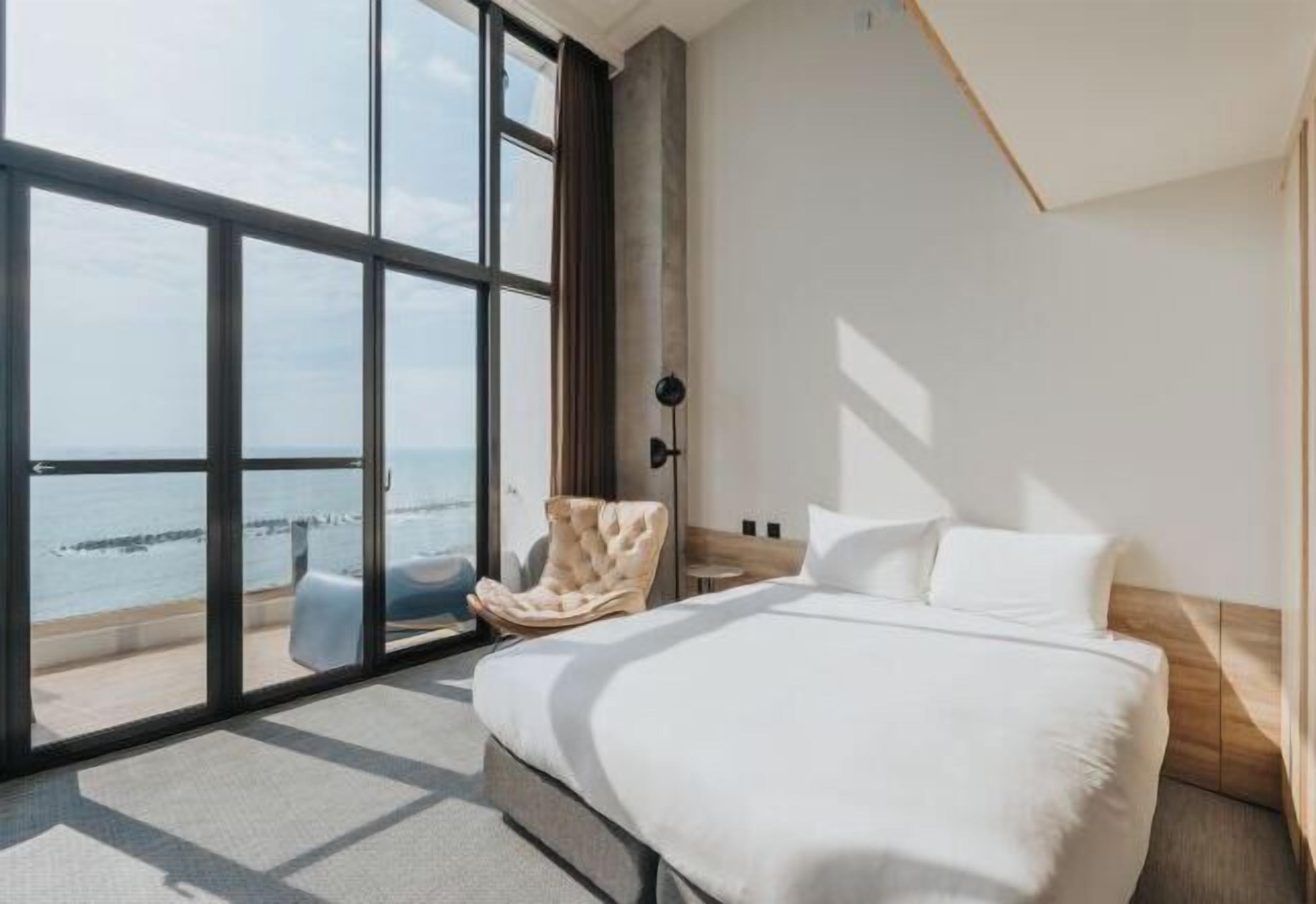 羽绒被、遮光窗帘、免费 WiFi、床单